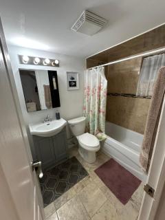 Spacious room near subway & shops - 1