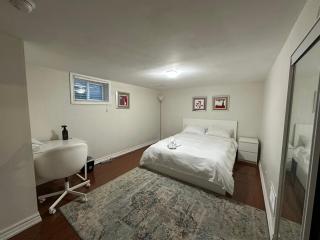 Spacious room near subway & shops - 2