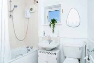 Spacious 5 Bedroom Detached Home, Free Parking, Sleeps 10, Near City Centre - Edinburgh - 4