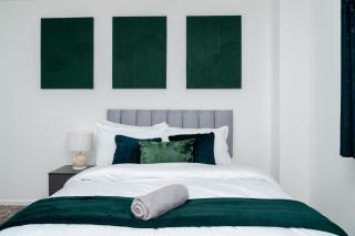 Spacious 5 Bedroom Detached Home, Free Parking, Sleeps 10, Near City Centre - Edinburgh - 1