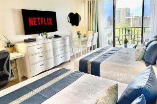 1 block from Waikiki beach 3 beds and workspace - 3