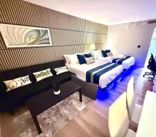 1 block from Waikiki beach 3 beds and workspace - 2