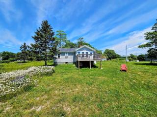 Waterfall Sea Cottage Family fire pit waterfront sleeps 4 - Gouldsboro - 0