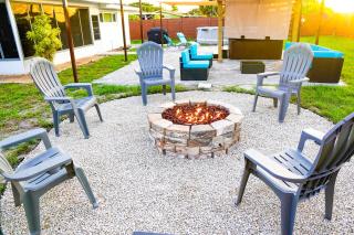 King Bed Hot Tub Pool Table Video Games - Cape Coral - 5