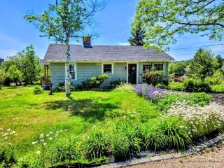 Waterfall Sea Cottage Family fire pit waterfront sleeps 4 - Gouldsboro - 3