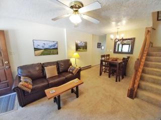 Valley Condo 109 - Chili Peppers - Creekside - WiFi - Hot Tub - Fireplace - Washer - Dryer - Playground - Red River - 2