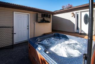 Lauderdale Lakes Stay - Seasonal Hot Tub & Firepit - Elkhorn - 9