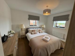 Uxbridge-Modern 2 bed Apt with Lift & Parking - Uxbridge - 0