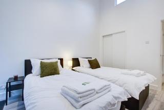 Sleek 3 Bedroom 6 Beds 2 Bath Home - Colchester - 3