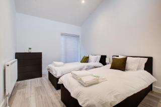 Sleek 3 Bedroom 6 Beds 2 Bath Home - Colchester - 6