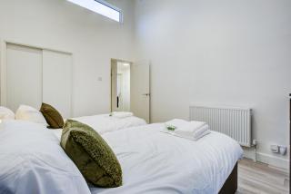 Sleek 3 Bedroom 6 Beds 2 Bath Home - Colchester - 1