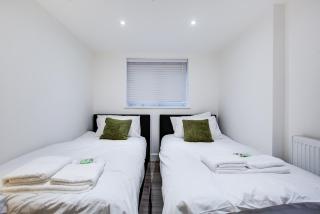 Sleek 3 Bedroom 6 Beds 2 Bath Home - Colchester - 2