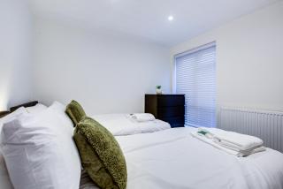 Sleek 3 Bedroom 6 Beds 2 Bath Home - Colchester - 5