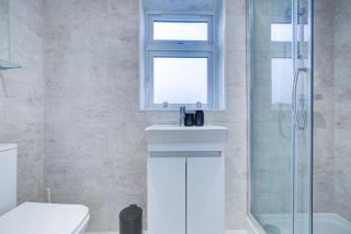 Sleek 3 Bedroom 6 Beds 2 Bath Home - Colchester - 8