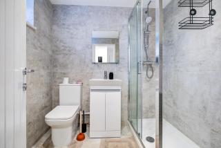 Sleek 3 Bedroom 6 Beds 2 Bath Home - Colchester - 7