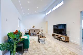 Sleek 3 Bedroom 6 Beds 2 Bath Home - Colchester - 0