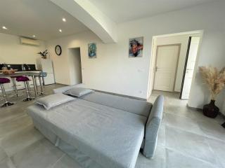 Cozy house, sleeps 6, pool - 2