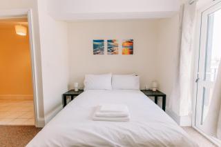 Chic 3 Bed Flat on Harbour Way - Folkestone - 2