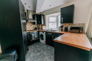 Lovely 3 Bed Flat close to Harbour with Parking - 8