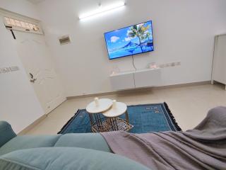 Luxury Beach Staycation family Pool Wi-Fi Car Park - Goa - 5