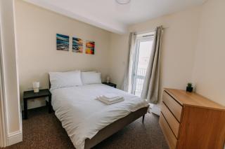 Lovely 3 Bed Flat close to Harbour with Parking - 7