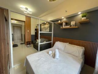 Bright and Stylish Condo with Pool View and Balcony - - 6