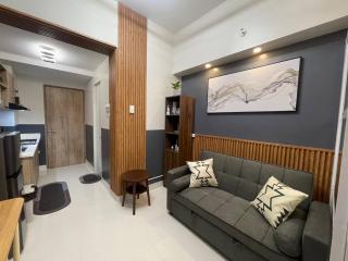 Bright and Stylish Condo with Pool View and Balcony - - 5
