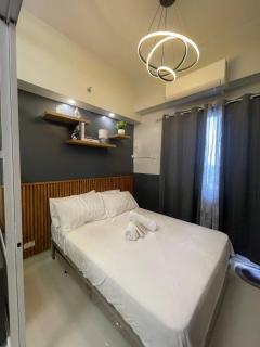 Bright and Stylish Condo with Pool View and Balcony - - 2