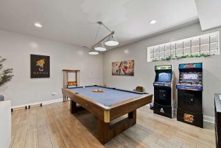 Spacious Luxury Retreat 8 Bed Oasis with 6 Baths - Chicago - 7