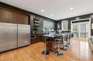 Spacious Luxury Retreat 8 Bed Oasis with 6 Baths - Chicago - 4