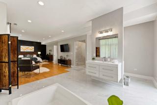 Spacious Luxury Retreat 8 Bed Oasis with 6 Baths - Chicago - 6