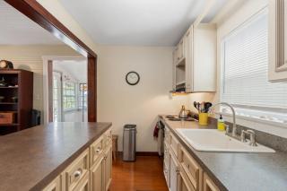 Vintage Cottage & Modern Touches - Tampa - 4