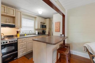 Vintage Cottage & Modern Touches - Tampa - 1