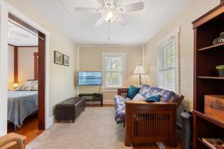 Vintage Cottage & Modern Touches - Tampa - 9