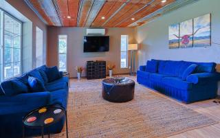 Willie's Hill Country Hideaway - Family Stay for 8 with Hot Tub & Fire Pit - Wimberley - 5