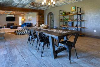 Willie's Hill Country Hideaway - Family Stay for 8 with Hot Tub & Fire Pit - Wimberley - 3