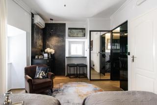 Tiffany's Town House - 1