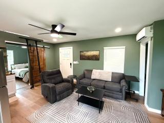 The Birds Nest - Cozy Cabin w Hot Tub - 7