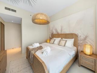 Luxury Spacious 2 Bedroom Private Beach and Views - 9