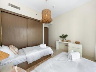 Luxury Spacious 2 Bedroom Private Beach and Views - 5