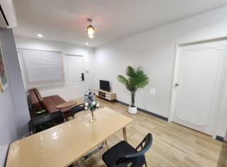 Cozy Private Family Apartment in Bangkok CBD Silom-Sathorn - 240m to BTS Saint Louis - 1