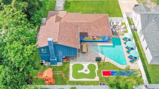 Heated Pool BBQ Fire Pit Mini Golf Outdoor Bowling - Clearwater - 0