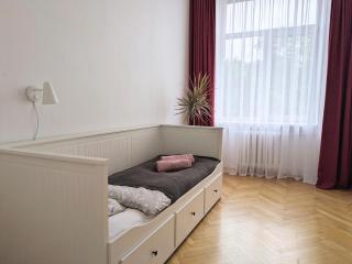 Sunny apartment, 3-bedrooms, free parking - Riga - 1