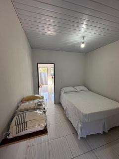 kitinete -01 quarto com cama de casal, banheiro privativo - Trindade - 0
