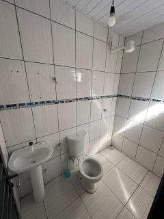 kitinete -01 quarto com cama de casal, banheiro privativo - Trindade - 2