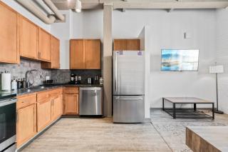 Trendy DT Loft l 2 TV's l Parking l Café - 5