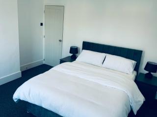 Sterling House - by Eazystays - Crewe - 5