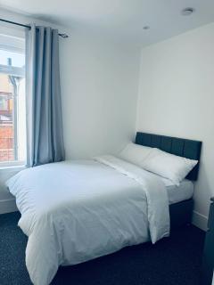Sterling House - by Eazystays - Crewe - 3