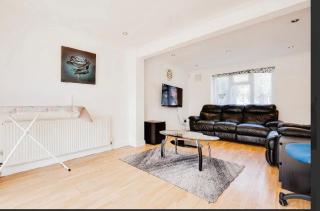 3 Bedroom House Northolt - - 0