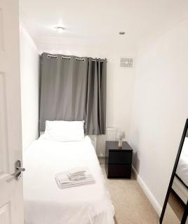 3 Bedroom House Northolt - - 8